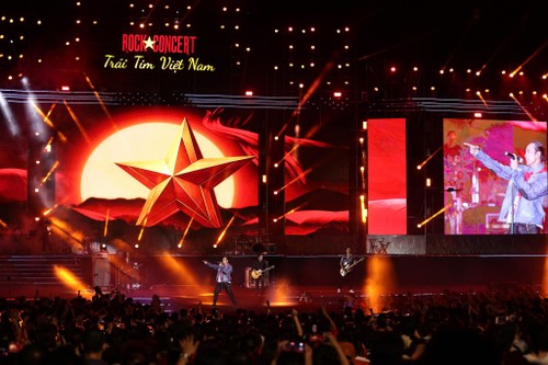 Concert rock à la citadelle de Thang Long: les chants révolutionnaires embrasent la jeunesse  - ảnh 4