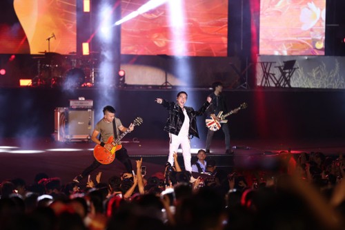 Concert rock à la citadelle de Thang Long: les chants révolutionnaires embrasent la jeunesse  - ảnh 2
