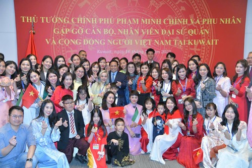 Pham Minh Chinh rencontre la diaspora au Koweït - ảnh 1