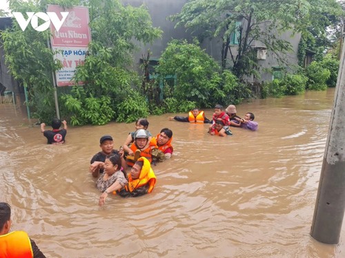 Le Vietnam mobilise une aide massive après les inondations meurtrières - ảnh 2