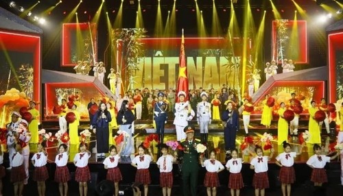 Les 81 ans de l’Armée populaire du Vietnam célébrés avec un film et un grand spectacle - ảnh 2