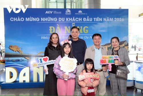 Plusieurs localités accueillent les premiers touristes internationaux de l’année - ảnh 3