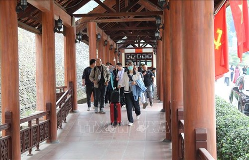 Le poste-frontière international de Huu Nghi enregistre une forte affluence en début d’année - ảnh 1