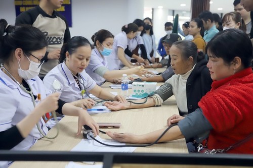 Un programme chaleureux offre des cadeaux du Têt à Dà Nang - ảnh 1