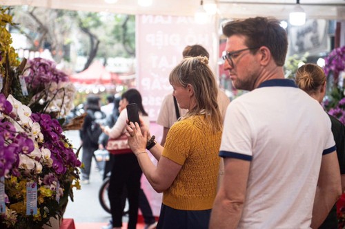 Plus de 30.000 visiteurs au marché aux fleurs du Vieux Quartier de Hanoï - ảnh 1