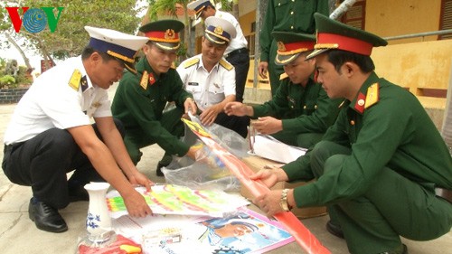 เตรียมพร้อมสิ่งของที่จำเป็นสำหรับเทศกาลตรุษ Tet ให้แก่อำเภอเกาะเฉื่องซาหรือเสปรตลี - ảnh 1