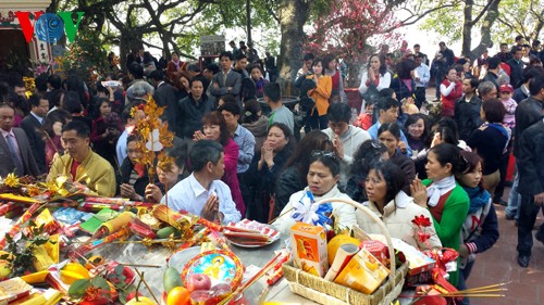 ประเพณีไปทำบุญที่วัดในวันขึ้นปีใหม่ปีมะเมีย 2014  - ảnh 1