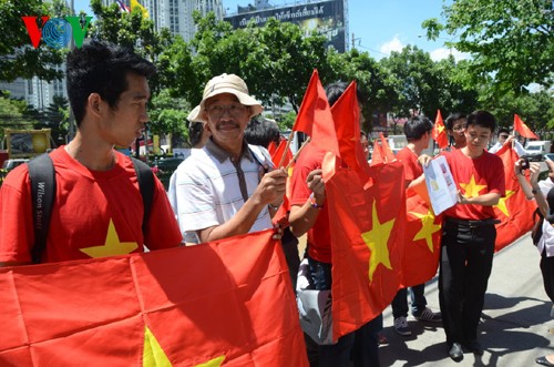 ชมรมชาวเวียดนามที่พำนักอาศัยในไทยประท้วงจีนที่ติดตั้งแท่นขุดเจาะอย่างผิดกฎหมายในไหล่ทวีปเวียดนาม - ảnh 1