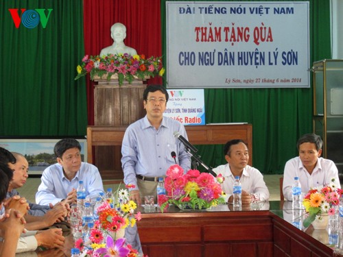 ผู้นำสถานีวิทยุเวียดนามเยือนและมอบสิ่งของให้แก่ชาวประมงอำเภอเกาะลี้เซิน - ảnh 1