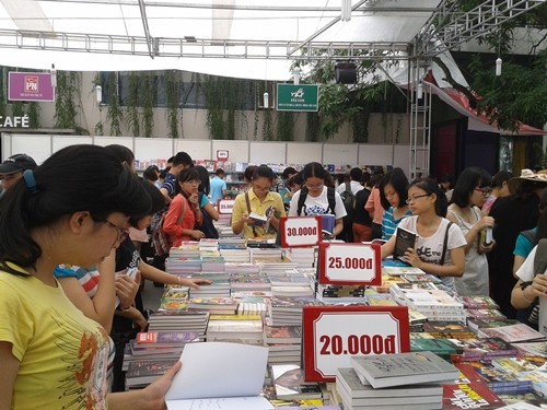 หนังสือกว่า 15,000 เล่มจะได้รับการจัดแสดงในงานแสดงหนังสือฤดูใบไม้ร่วงปี 2014 - ảnh 1