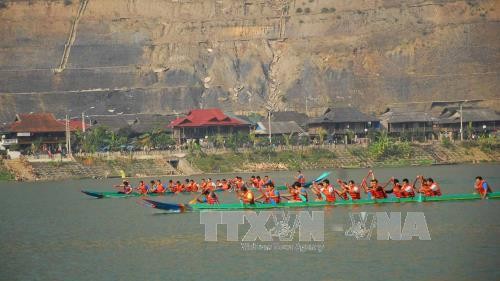 เปิดเทศกาลแข่งเรือหางยาวครั้งแรกที่ตำบลเหมื่องไล จังหวัดเดียนเบียน - ảnh 1