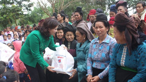 ดูแลตรุษเต๊ดประเพณีให้แก่คนจนในเขตตะวันตกเฉียงเหนือ - ảnh 1