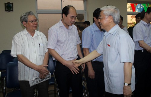 ผู้นำพรรค รัฐ รัฐบาลลงพื้นที่พบปะกับผู้มีสิทธิ์เลือกตั้งในท้องถิ่นต่างๆ - ảnh 1