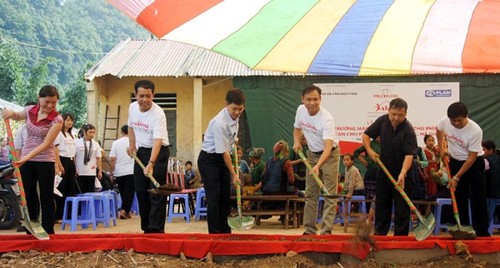 ให้การช่วยเหลือนักเรียนชนกลุ่มน้อยในเขตที่ราบสูงหินด่งวันไปโรงเรียน - ảnh 1