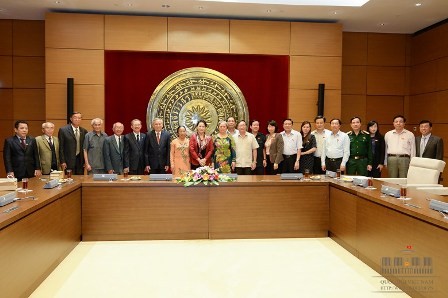 รองประธานรัฐสภาเหงียนถิกิมเงินพบปะสมาชิกรัฐสภาจังหวัดเหงะอานในสมัยต่างๆ - ảnh 1