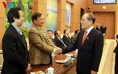 ประธานรัฐสภาเหงียนซิงหุ่งห์พบปะกับตัวแทนของสมาชิกรัฐสภาสมัยต่างๆ - ảnh 1