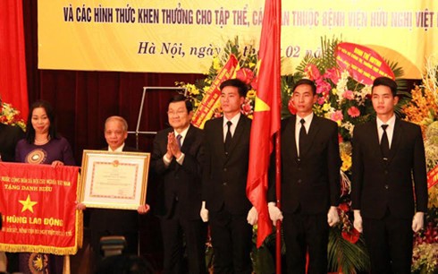 พิธีรับเหรียญอิสริยาภรณ์วีรชนแรงงานของศูนย์วิสัญญีแพทย์ - ảnh 1