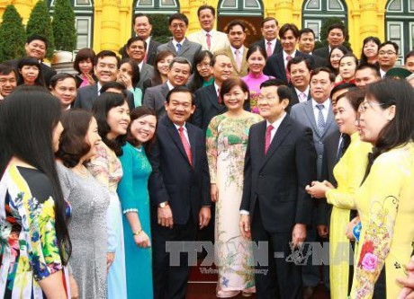 ประธานประเทศเจืองเติ๊นซางให้การต้อนรับคณะเจ้าหน้าที่อำเภอกู๋จี นครโฮจิมินห์ - ảnh 1