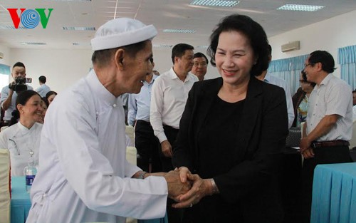 ประธานรัฐสภาลงพื้นที่พบปะกับผู้มีสิทธิ์เลือกตั้งเขตนิงเกี่ยว นครเกิ่นเทอ - ảnh 1