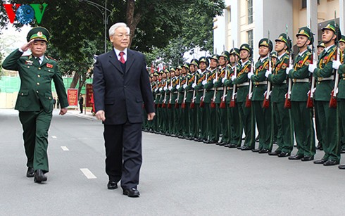 เลขาธิการใหญ่พรรคเหงียนฟู้จ่องไปอวยพรปีใหม่กองบัญชาการทหารชายแดน - ảnh 1