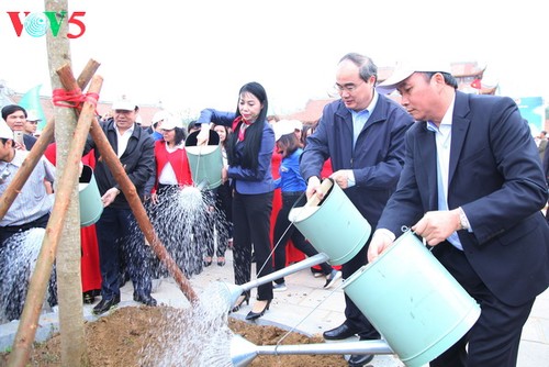 ประธานแนวร่วมปิตุภูมิเวียดนามเข้าร่วมกิจกรรมการขานรับ "ตรุษเต๊ตปลูกต้นไม้"ที่จังหวัดหวิงฟุ๊ก - ảnh 1