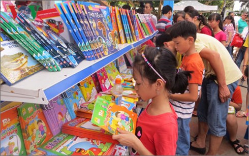 โครงการ “หนังสือดี” ช่วยเสริมสร้างความรู้ให้ชุมชน - ảnh 1