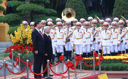 พิธีต้อนรับและการเจรจากับเลขาธิการใหญ่พรรคและประธานประเทศจีน - ảnh 1