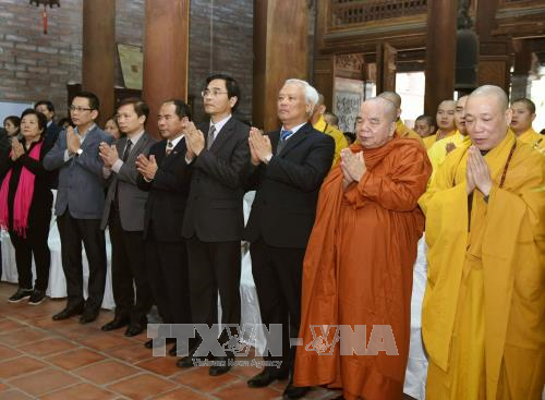 พิธีสวดอุทิศส่วนกุศลให้แก่ผู้เสียชีวิตจากเหตุเครื่องบิน บี 52 ของสหรัฐทิ้งระเบิดใส่กรุงฮานอย - ảnh 1