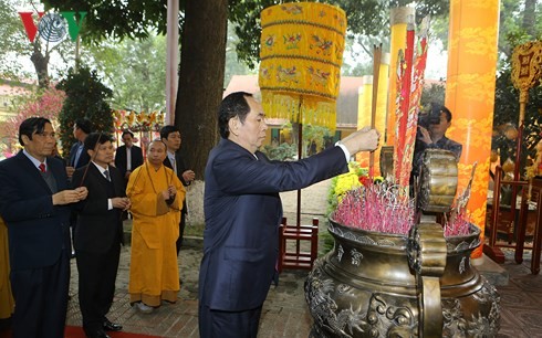 ประธานประเทศเจิ่นด่ายกวางไปถวายธูปสักการะที่วังกิ้งเทียน เขตพระราชวังหว่างแถ่งทังลอง - ảnh 1