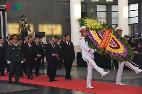 พิธีเคารพศพอดีตเลขาธิการใหญ่พรรคคอมมิวนิสต์เวียดนาม โด๋เหมื่อย - ảnh 9