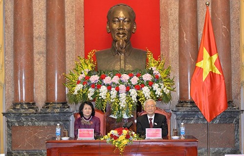 เลขาธิการใหญ่พรรค ประธานประเทศเหงียนฟู้จ่องหารือกับสำนักประธานประเทศ - ảnh 1