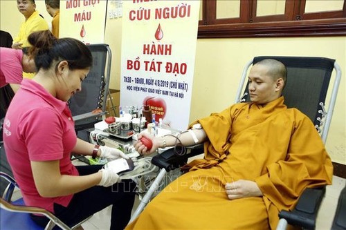 พระภิกษุสงฆ์และผู้ที่นับถือศาสนาพุทธ์นับร้อยคนลงทะเบียนบริจาคโลหิต เนื้อเยื่อและอวัยวะ - ảnh 1