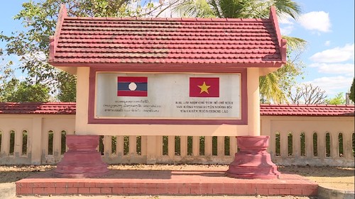 อนุสรณ์สถานประธานโฮจิมินห์ในแขวงคำม่วน ประเทศลาว ร่องรอยเกี่ยวกับความสามัคคีเวียดนาม – ลาว - ảnh 1