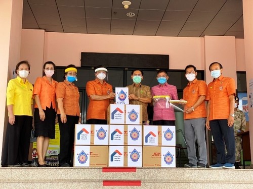 ชาวเวียดนามในจังหวัดอุดรธานีสนับสนุนอุปกรณ์การแพทย์ให้แก่ทางการจังหวัดฯ  - ảnh 1