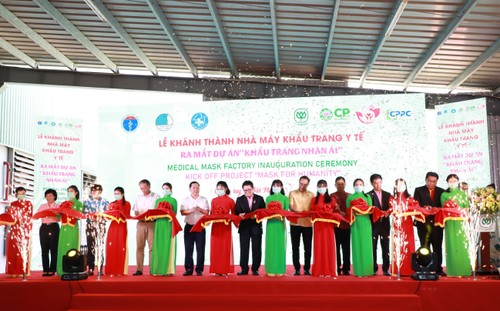 พิธีเปิดโรงงานผลิตหน้ากากอนามัย CP Vietnamและโครงการ“หน้ากากแห่งความเมตตา“ - ảnh 1