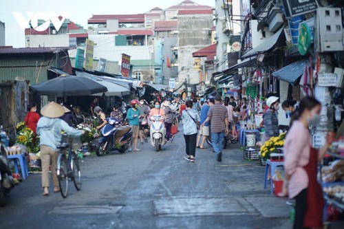 ชาวฮานอยเตรียมอาหารเซ่นไหว้ในเต๊ดดวานเหงาะ - ảnh 1