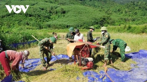 โครงการช่วยเหลือชนกลุ่มน้อยเผ่า เวินเกี่ยว ประยุกต์ใช้อุปกรณ์การเกษตรที่ทันสมัยในการผลิต - ảnh 2