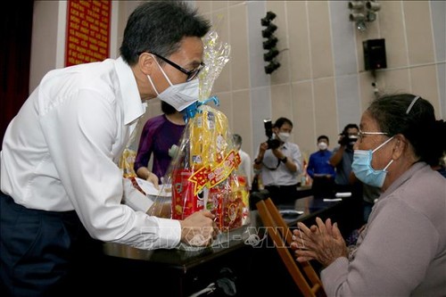 ผู้นำรัฐบาลและสภาแห่งชาติลงพื้นที่อวยพรปีใหม่ประเพณีในท้องถิ่นต่างๆ - ảnh 1