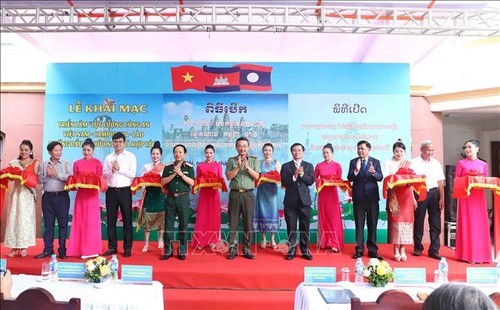 งานนิทรรศการ “กองกำลังตำรวจเวียดนาม – กัมพูชา – ลาว: นิมิตหมายแห่งไมตรีจิตและความร่วมมือ” - ảnh 1