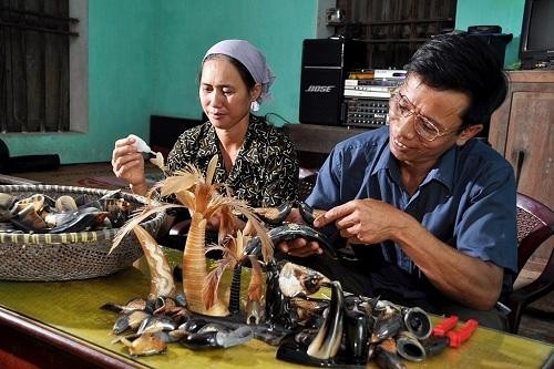 หมู่บ้านศิลปาชีพในจังหวัดห่านามขานรับแนวโน้มการผสมผสานเข้ากับกระแสโลก - ảnh 2