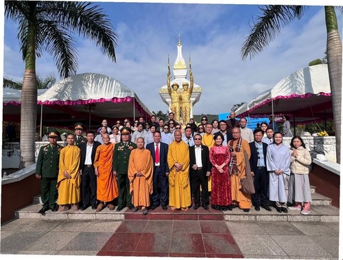 พิธีสวดมนต์และจุดธูปรำลึกถึงทหารอาสาเวียดนามพลีชีพและวีรชนชนกลุ่มน้อยของลาว - ảnh 1