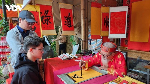 ประเพณีการขอตัวอักษรมงคลในช่วงตรุษเต๊ต - ảnh 2