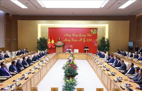 ผู้นำพรรคและรัฐเวียดนามเข้าร่วมรายการพบปะสังสรรค์ “ฉลองวันก่อตั้งพรรคอันรุ่งโรจน์และตรุษเต๊ตปีมะเส็ง - ảnh 1