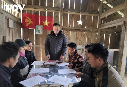 ครูชาวไตกับพรรคสาขาหมู่บ้านชาวม้งปลูกฝังความหวังในการหลุดพ้นจากความยากจน - ảnh 1