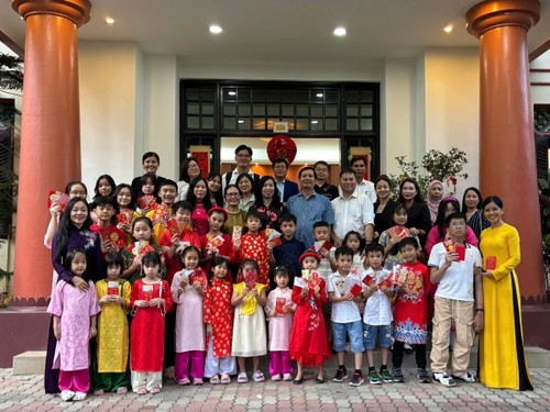 มอบหนังสือตำราเรียนภาษาเวียดนามให้แก่ชาวมาเลเซียเชื้อสายเวียดนาม - ảnh 1