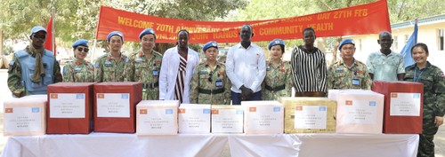 แพทย์เวียดนามมอบยารักษาโรคและอาหารให้แก่ผู้ป่วยในซูดานใต้ - ảnh 1