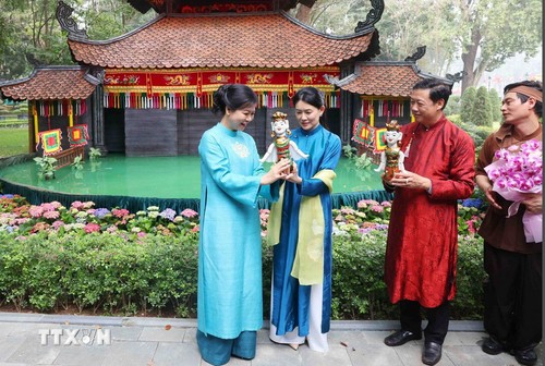 ภริยาของเลขาธิการใหญ่พรรค โตเลิม และภริยาของนายกรัฐมนตรีสิงคโปร์ชมการเชิดหุ่นกระบอกน้ำ - ảnh 1