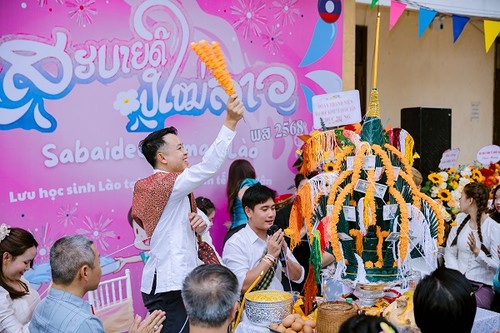 นักศึกษาลาวในเวียดนามมีส่วนร่วมอนุรักษ์และส่งเสริมวัฒนธรรมประเพณีบุญปีใหม่ลาว - ảnh 2