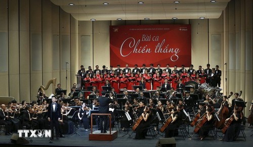 ​เลขาธิการใหญ่พรรค โตเลิม เข้าร่วมรายการแสดงศิลปะ “บทเพลงแห่งชัยชนะ” - ảnh 1