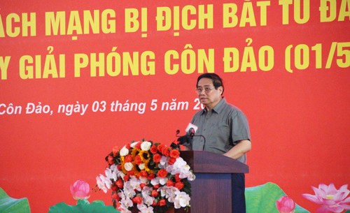 นายกรัฐมนตรี ฝ่ามมิงชิ้ง เข้าร่วมพิธีจุดธูปและเคารพศพทหารพลีชีพเพื่อชาติที่เกาะ โกนด๋าว - ảnh 3